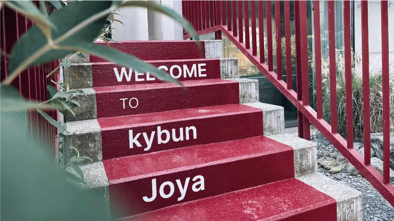 Kybun Joya – Signaltik-Treppenbeschriftung